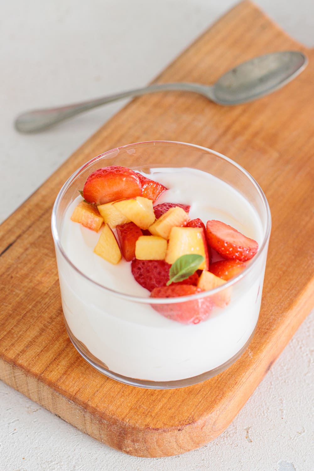 Keto cheesecake topped with fresh strawberries and peaches