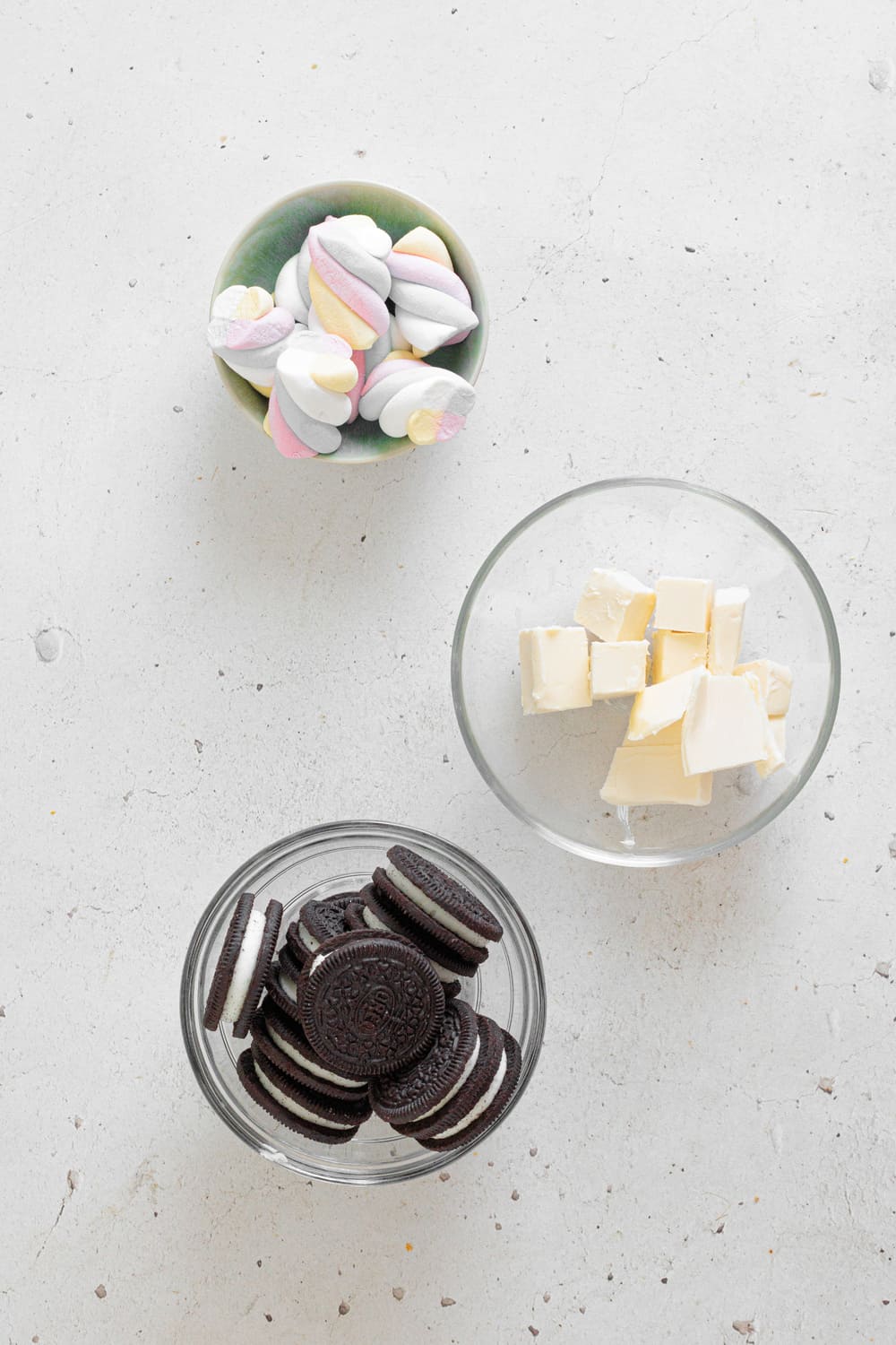 Ingredients for the Peppermint Oreo Bars with white chocolate and candy cane topping