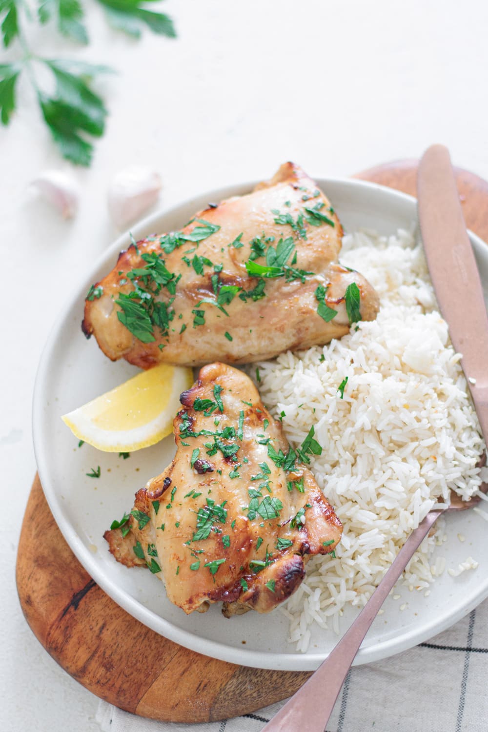Crispy broiled chicken thighs with garlic sauce