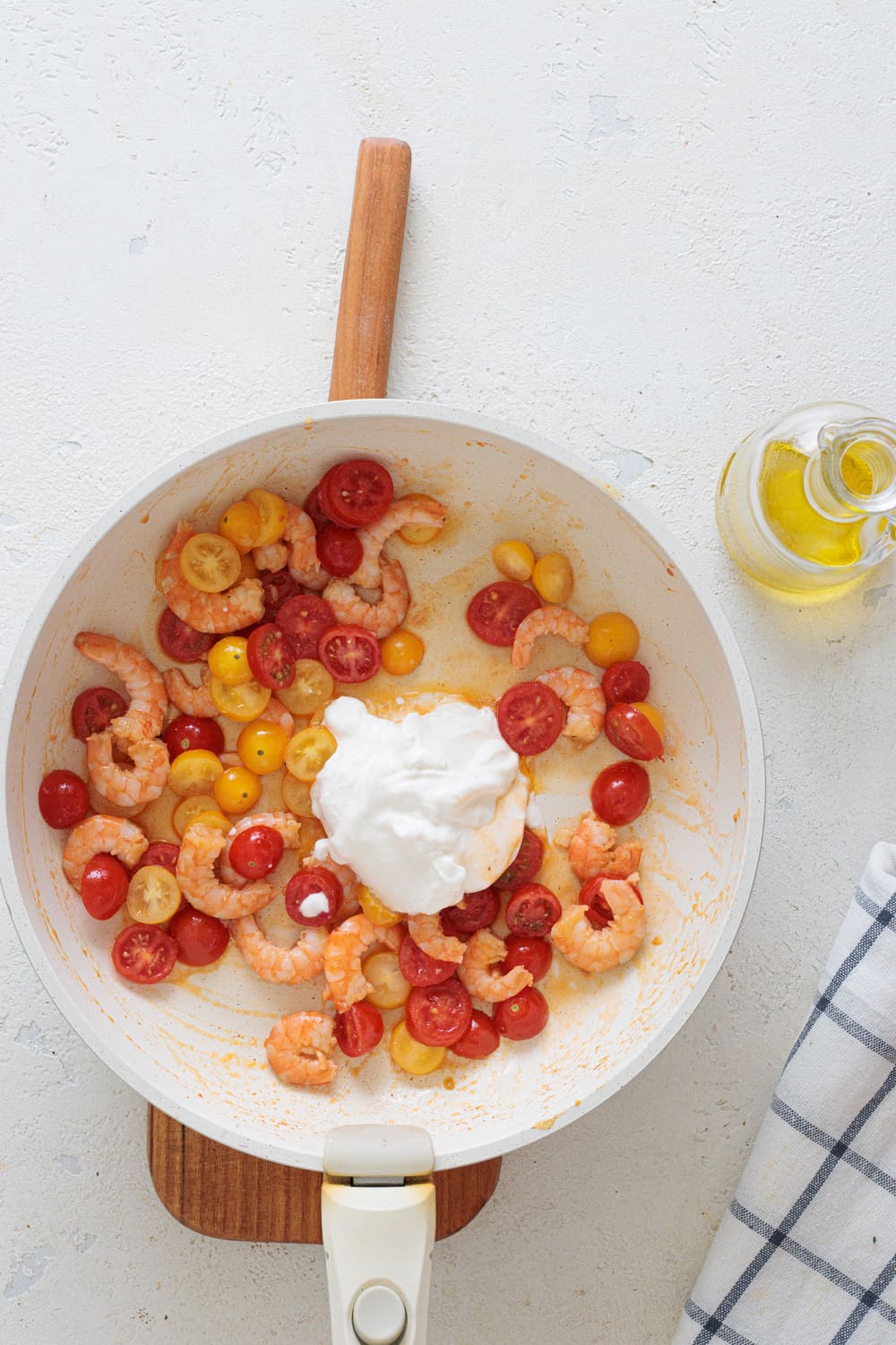 Add the cream and involve.