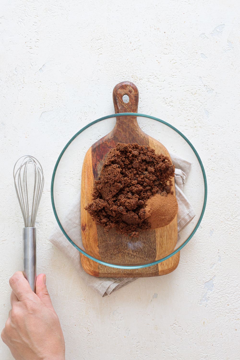 Mix the cinnamon and sugar.