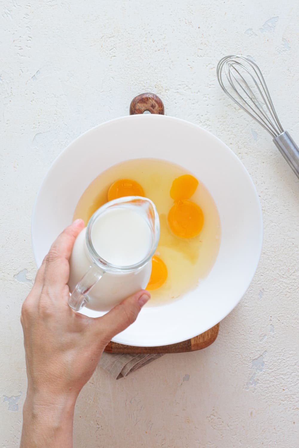 Mix the eggs, milk and vanilla together.